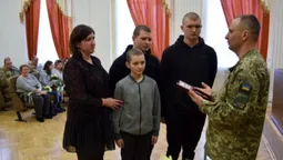У Луцьку рідним загиблих прикордонників вручили їхні нагороди (фото)
