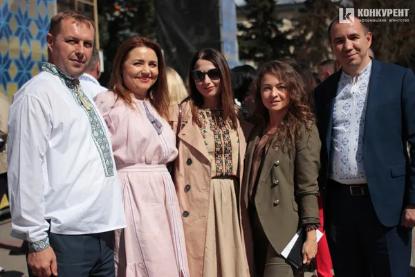 Квіти і класична музика: у центрі Луцька почали святкування Дня міста (фото)