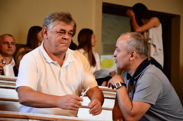 ... Анатолій Вітів встиг погомоніти з Миколою Булігою...