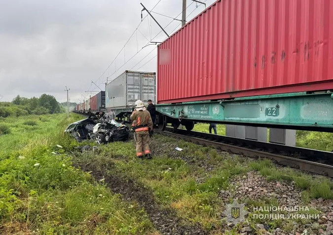 Загинув 19-річний водій: на Волині вантажний потяг розчавив легковик (фото)