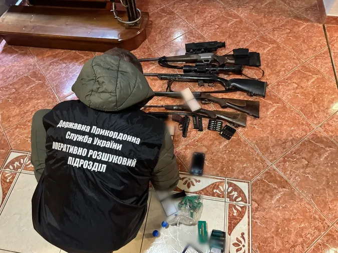 Волинянин та 12 його «друзів» їхали до Угорщини в КамАЗі під піском (фото, відео)