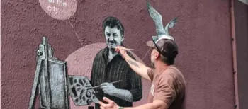 У Луцьку з’явився новий мурал із серії «People of the city» – його герой опинився поруч зі своєю ж роботою (фото, відео)