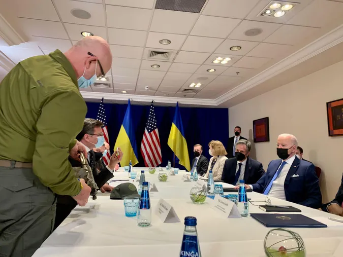 Байдену передали уламки однієї з російських ракет, якими обстріляли Яворівський полігон (фото)