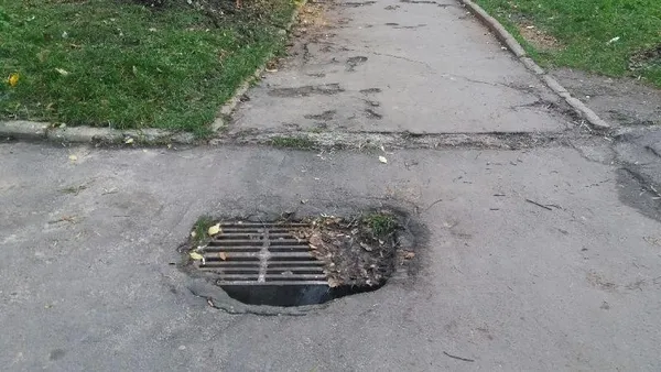Лучани скаржаться на небезпечний злив на пішохідній зоні (фото)