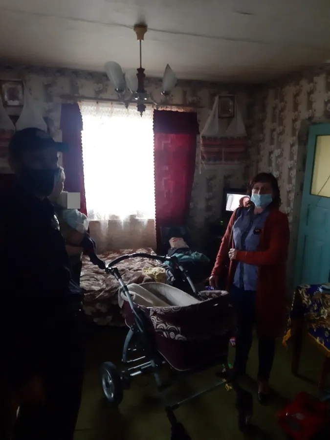Брудні та кволі: на Волині в п’яної матері забрали двох малих дітей