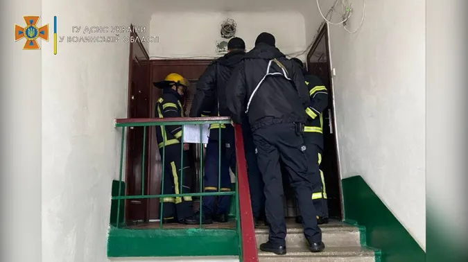 У Нововолинську рятувальники відчинили двері безпорадній бабусі (фото)