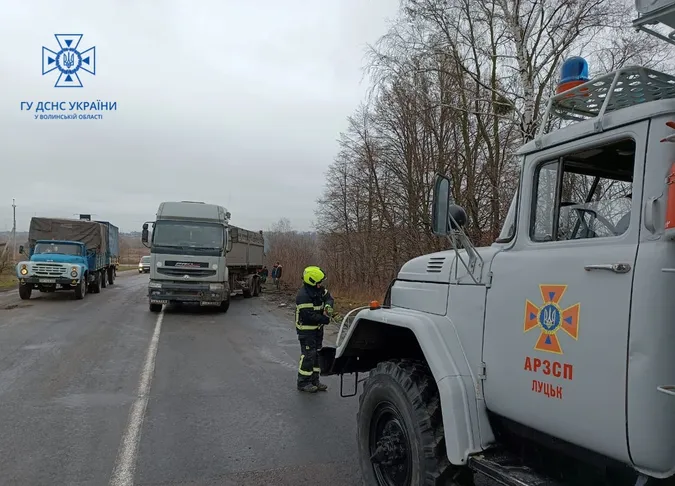Під Луцьком вантажівка злетіла у кювет – витягали спецтехнікою і автокраном (фото, відео)