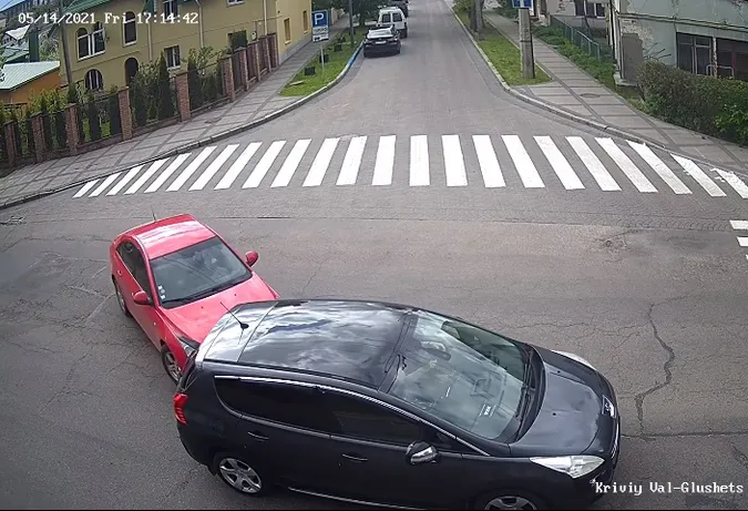 На перехресті в Луцьку «шевроле» штовхнуло «пежо» (відео)
