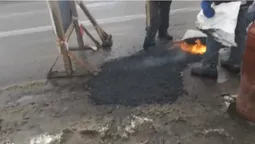 У Луцьку в сніг латають дороги (відео)
