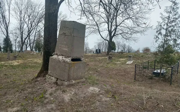 На знак подяки: на Волині і на Рівненщині українці прибирають польські кладовища (фото)