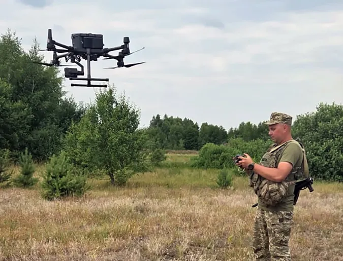 «З неба видно більше»: як прикордонник з Волині охороняє кордон за допомогою дронів (фото)