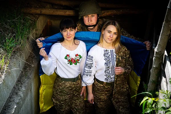 «Вишиванка, як частина нашої броні»: нацгвардійці Волині провели фотоперформанс (фото)