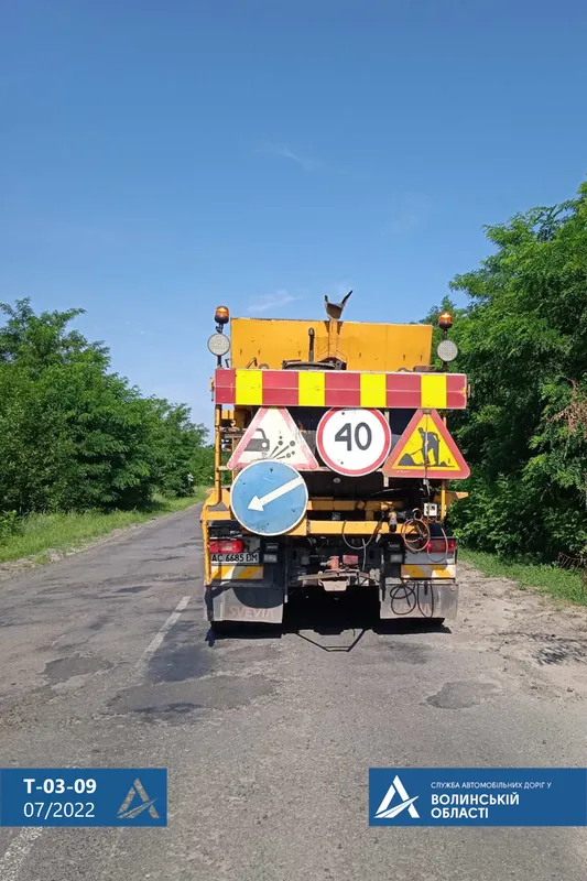 На Волині «латають» вибоїни на дорогах – водіям радять бути обачними (фото, відео)