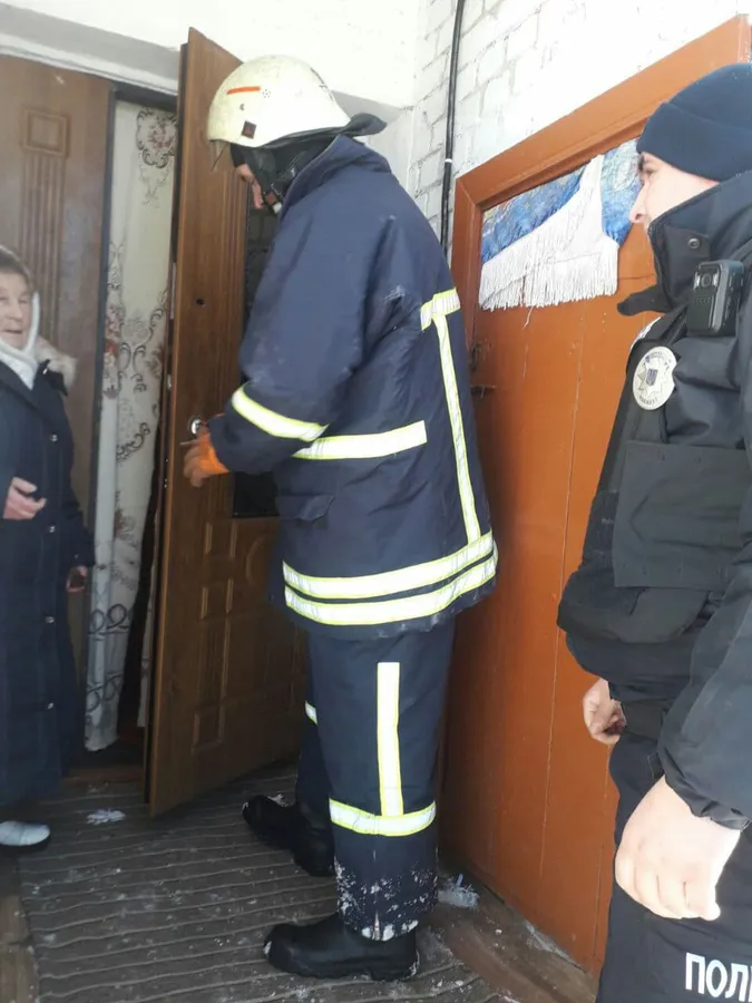 На Волині рятувальники допомогли бабусі потрапити у власну квартиру