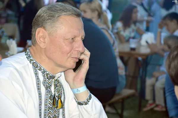 Мер хвацько розмовляє по телефону та заодно  слухає Ігоря Лапіна