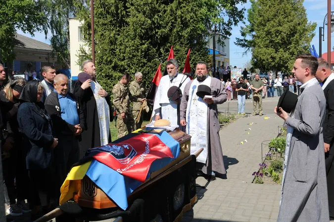 Чекали три з половиною роки: на Волині попрощалися з воїном Володимиром Забродоцьким (фото)