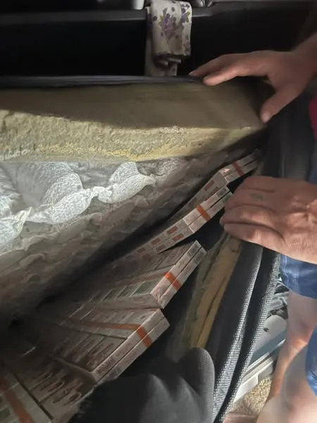 Під матрацом, в холодильнику, у нішах: волинянин заховав у вантажівці 50 блоків сигарет (фото)
