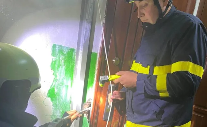 У Луцьку дворічна дитина зачинила себе у квартирі: батьки викликали рятувальників