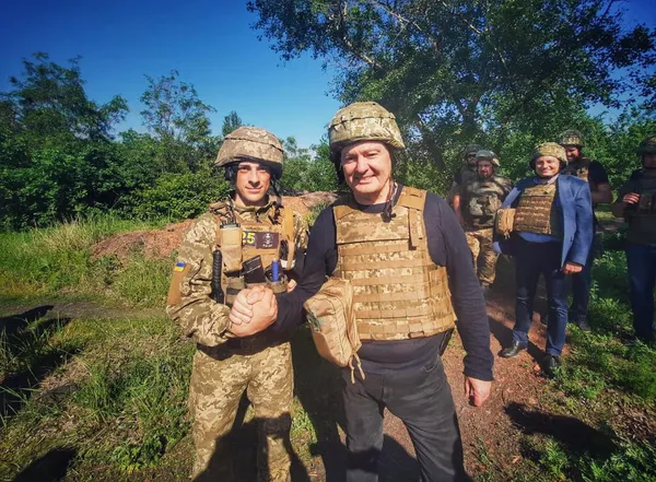 «Ми цим рятуємо життя наших воїнів»: Порошенко на Донеччині передав комплект відеоспостереження