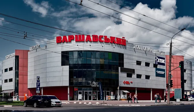 Парковка біля ТЦ «Варшавський» тепер платна для УБД: у чому справа