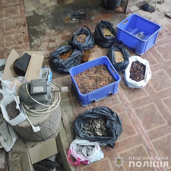 На Волині викрили підпільний цех з обробки бурштину (фото)