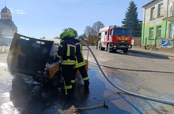 У Берестечку горіли «жигулі» (фото)