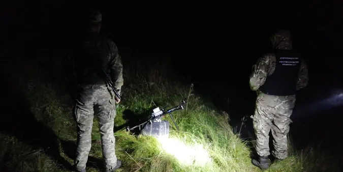Волинські прикордонники посадили безпілотник із 4 тисячами цигарок