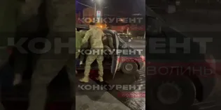 У Луцьку військові ТЦК витягнули чоловіка з приміщення ЦУМу та пошкодили авто (відео)