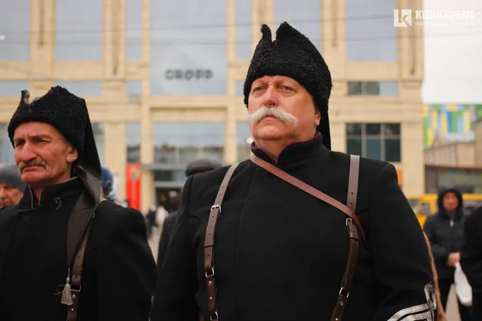 Квіти та сотні людей: у Луцьку вшанували пам'ять героїв Небесної Сотні (фото, відео)