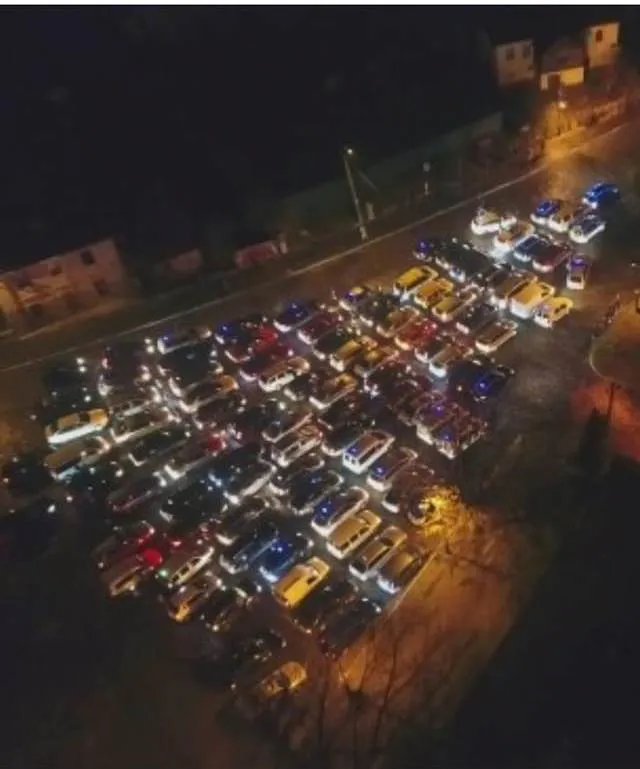 Луцькі автомобілісти створили ялинку з машин (фото, відео)