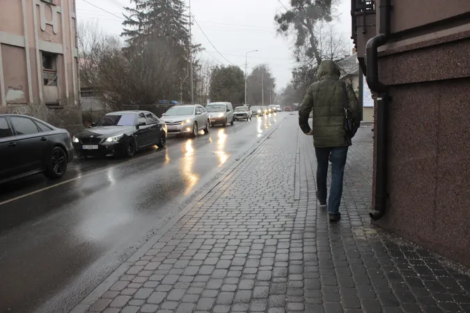 Ожеледиця у Луцьку: місто ледь тримається на ногах (фото)