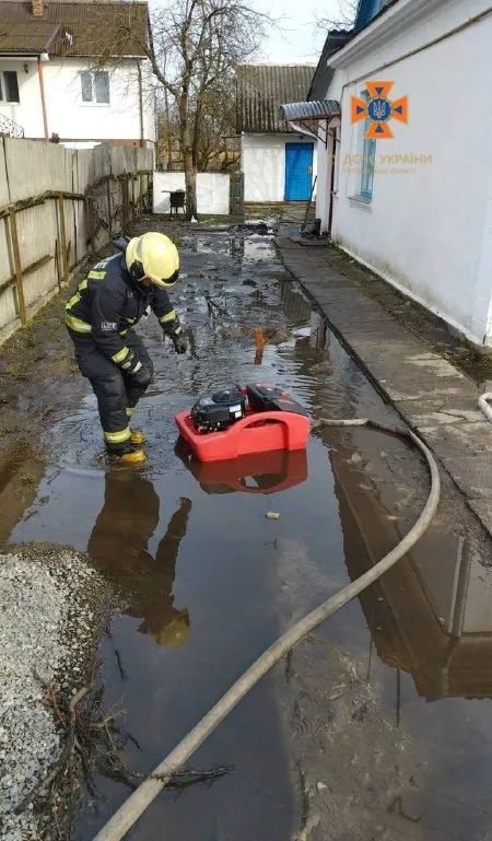 Весняне підтоплення: з городів волинян відкачали понад 1,5 тисячі тонн води (фото, відео)