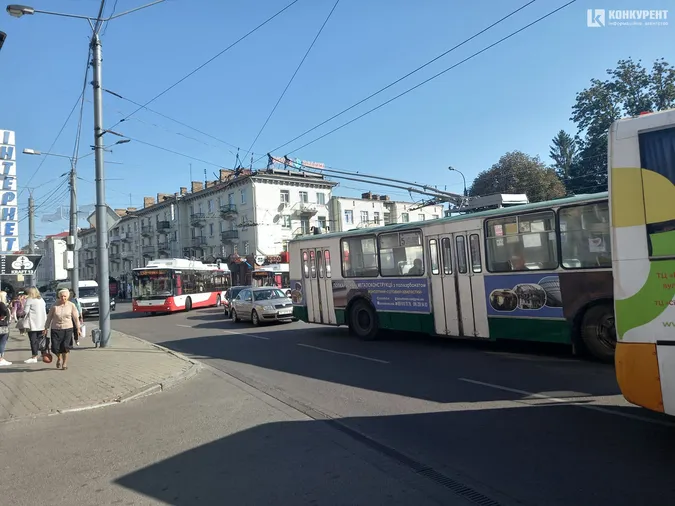 У центрі Луцька – затори: ремонтують контактну мережу (фото)