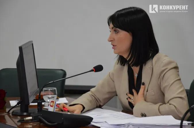 Вусенко годину вмовляла депутатів зареєструватися на позачергову сесію