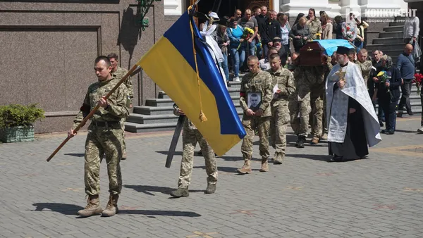 Сльози мужніх: Луцьк на колінах проводжав молодого Героя (фото, відео)