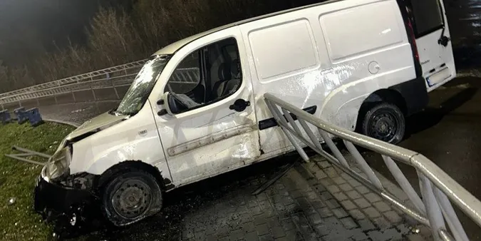 У Луцьку вночі п'яний юнак на «фіаті» зніс паркан і вилетів на тротуар (фото)