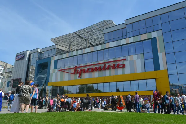 Середньовічний дух, блазні та площадний фарс: у луцькому «Промені» яскраво відкрили супермаркет (фоторепортаж)