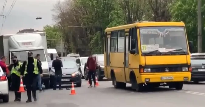 У Луцьку зіткнулися маршрутка, вантажівка й легковик (відео)