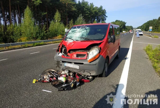 На Ковельщині мотоцикл зіткнувся з бусом – загинув пенсіонер (фото)