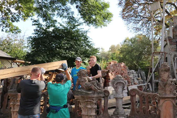 У Луцьку навели лад біля будинку скульптора Голованя (фото)