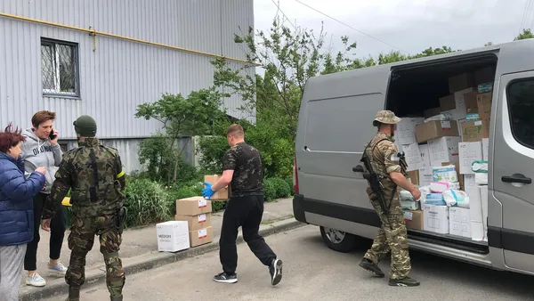 «Свідомі» привезли «сімейні пакунки» у звільнені від окупації містечка Харківщини (фото)