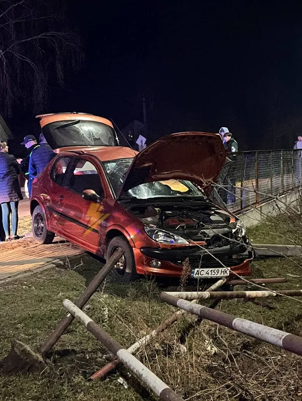 Серйозна аварія під Луцьком: рятувальники діставали водія із понівеченого авто