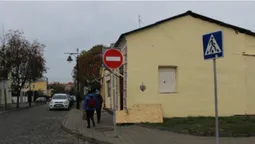 Луцьк: в будинку у Старому місті знову поселилися безхатьки (фото)
