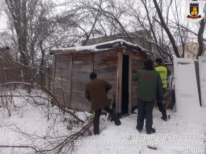 Сміття зносили роками: у Луцьку муніципали прибирають захаращену територію (фото)