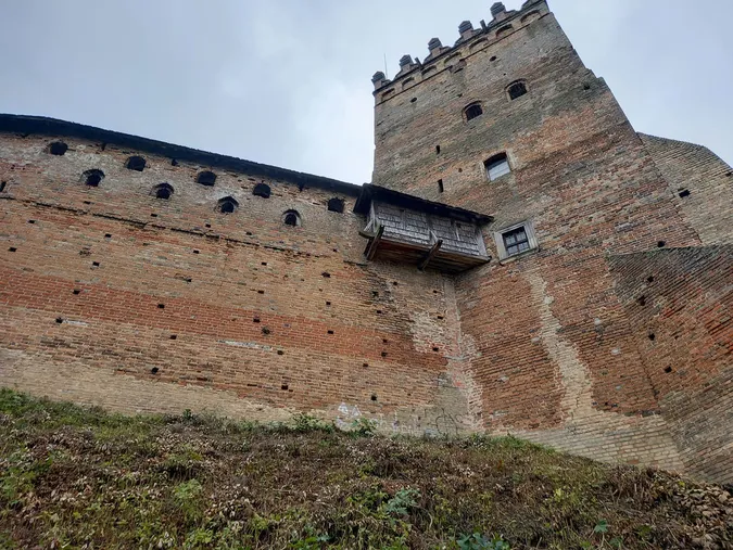 Вандали зіпсували стіни Луцького замку: що кажуть у заповіднику (фото)