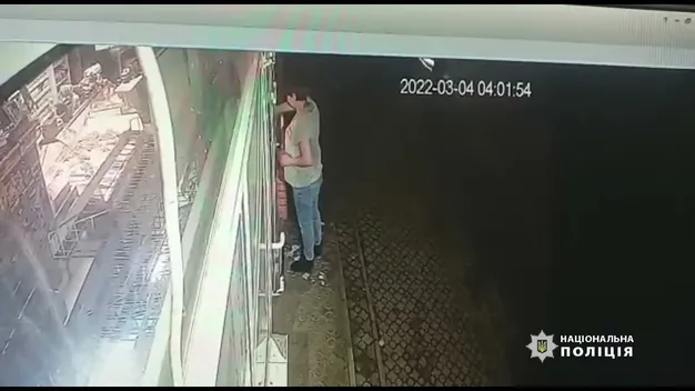 Показали, як у Луцьку крадійка «ломилася» до магазину на Грушевського (відео)