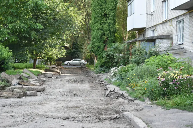 У Луцьку на Чекаліна капітально відремонтують двір (фото)