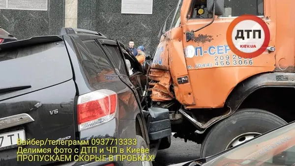 Масштабна аварія в Києві: автокран «зім'яв» 18 автомобілів (фото, відео)