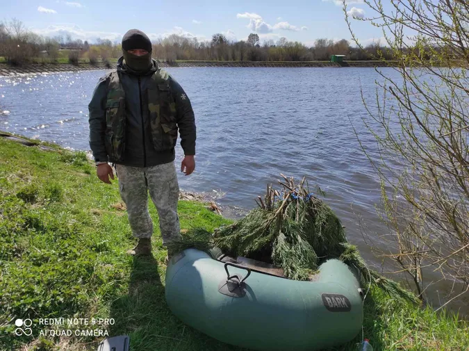 У Нововолинську на озері встановили штучні нерестовища (фото)