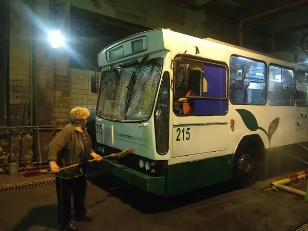 Як луцькі тролейбуси готують до поїздок (фото)